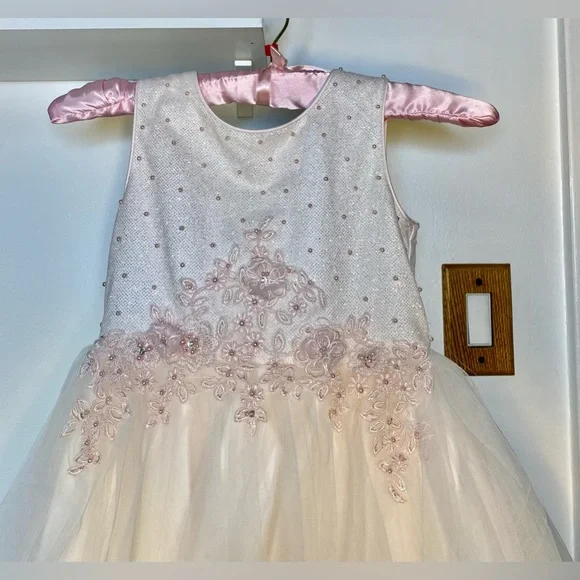 This is a like new flower girl dress. Worn only once, Size 6. Very nice dress. - Picture 1 of 4